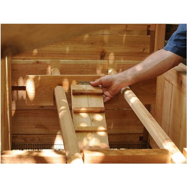 CHICKEN COOP WITH DOME-SHAPED ENTRANCE